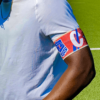 Fascia da capitano con la C visibile indossato da un calciatore professionista