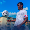 Calciatore che palleggia un pallone taglia 5 bianco