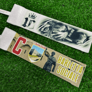 2 fasce taglia M realizzate tramite assistenza grafica stese su erba di campo da calcio