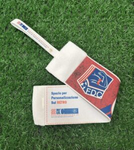Fascia da capitano con la grafica personalizzata sul retro