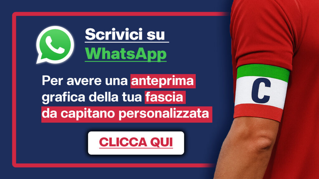 Banner promozionale in italiano con sfondo blu e bordi rossi. A sinistra, logo di WhatsApp e testo: 'Scrivici su WhatsApp' in bianco e verde. Segue: 'Per avere una anteprima grafica della tua fascia da capitano personalizzata', con le parole 'anteprima', 'fascia' e 'da capitano personalizzata' evidenziate in rosso. In basso, un pulsante bianco con bordo rosso e scritta 'CLICCA QUI'. A destra, il braccio di un calciatore con maglia rossa e fascia da capitano nei colori della bandiera italiana (verde, bianco e rosso) con la lettera 'C' blu.