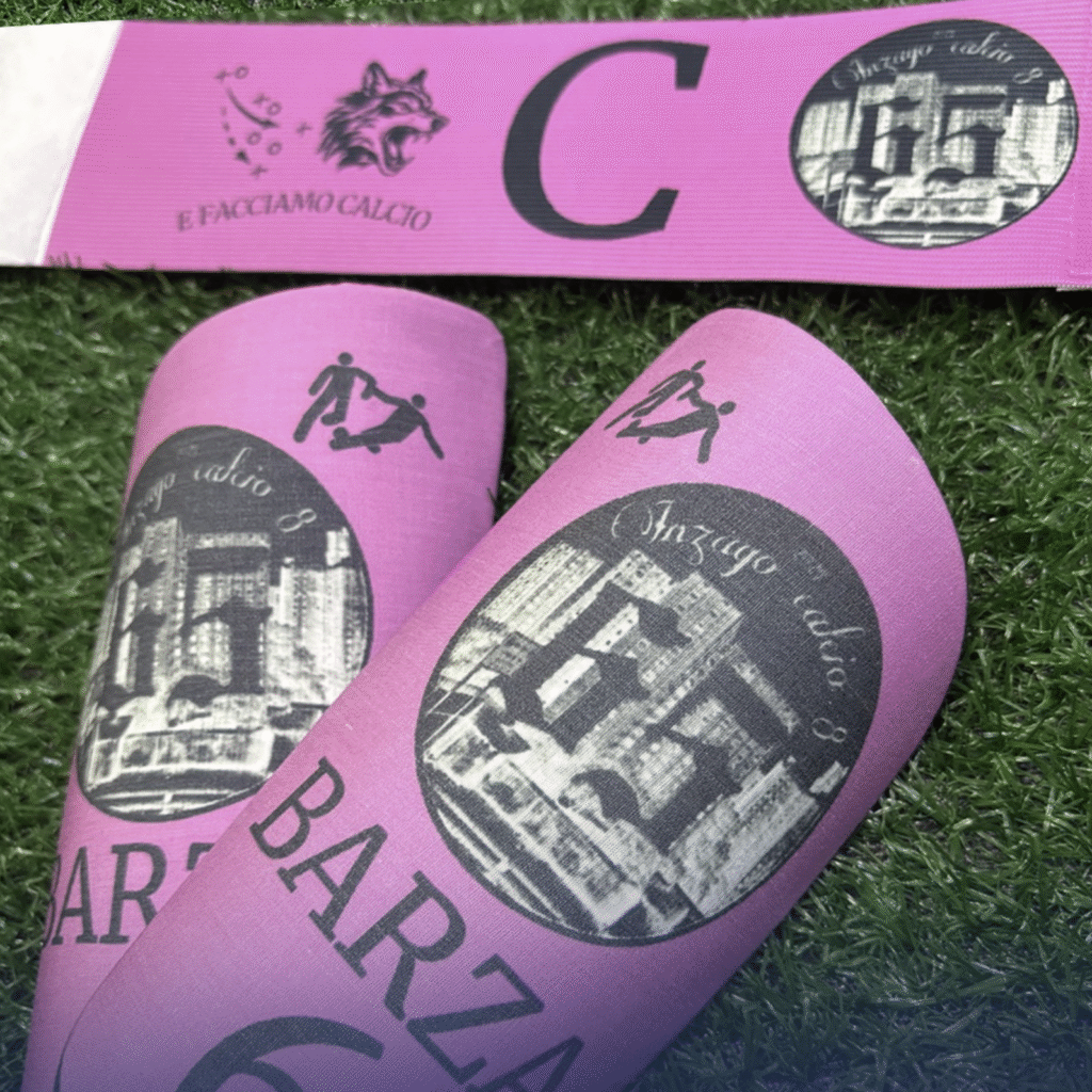 Fascia da capitano e parastinchi personalizzati color rosa con stemma della squadra, un’idea regalo mister calcio utile e originale.
